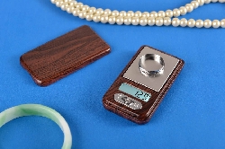 Cân điện tử bỏ túi tiện dụng 335 - gọn, kiểu dáng đẹp.
-         Phù hợp để dùng cân: cân mủ cao su, trang sức, vàng bạc, bột
-         Chính xác cao đạt tiêu chuẩn đo lường quốc tế
-         Màn hình hiển thị LCD 