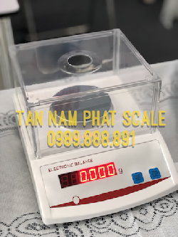 Cân 300 dòng 3 số - giá rẻ - hi cân quá tải.  
Tích hợp đơn vị cân : g, mg, lb, % .... 
Cân thiết kế nặng, chắc chắn.
Độ nhạy cao, tuyến tính tốt. 
 
Lồng nhựa mica chắn gió tháo lắp dễ dàng.  
Thông số kỹ thuật:

    
        
            
            Model
            
           