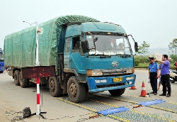 ThanhNien.com.vn - Bắt 2 xe quá tải vượt trạm cân