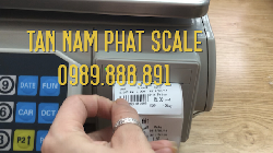 Cân điện tử in nhãn cao cấp - í tại HN. 
Cân chuyên dụng tính giá và in nhãn mác. Tem dán 
Lưu được 9000 mã và hiện 70 mã trực tiếp bên ngoài. 
Truy cập và chỉnh sửa các nội dung trên tem trên máy vi tính.
Có nhiều mẫu tem, thêm bớt các mã theo nhu cầu sử dụng của từng đơn vị 
Đĩa cân