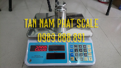 Cân tính giá tính năng chống nước  - ân có thể điều chỉnh cao thấp.
- Chống quá tải an toàn 150%.
- Có 3 khung hiển thị : 

+ Khung hiển thị số giá tiền một đơn vị sản phẩm 
+ Khung hiển thị trọng lượng hàng hóa thực tế đang cân 
+ Khung hiển thị số tiền khách hàng phải trả 
- Chức nă